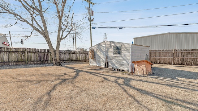 view of yard featuring a shed