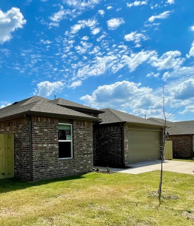 view of front of home featuring a garage and a front lawn