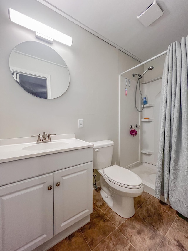 bathroom with a shower with curtain, toilet, and vanity