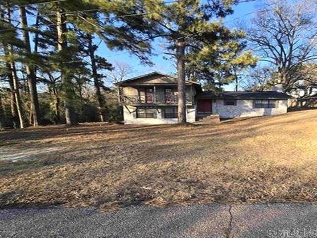 view of front of home featuring a front lawn