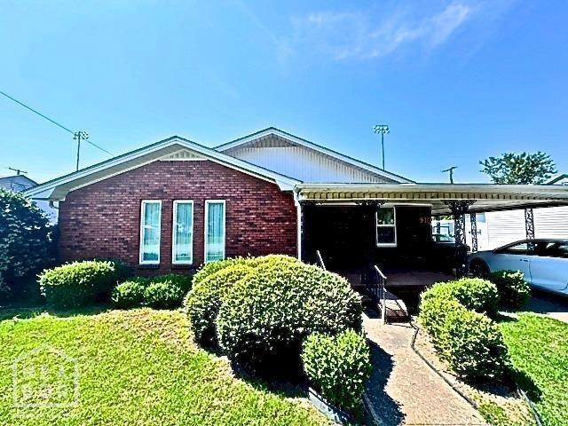 view of front of house with a front lawn