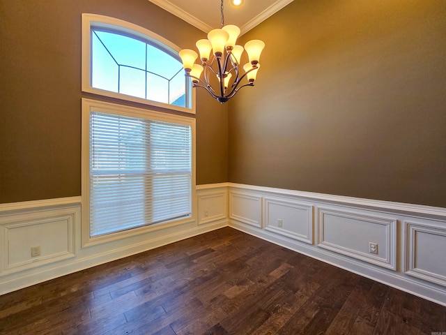 unfurnished room featuring crown molding, dark hardwood / wood-style floors, and an inviting chandelier