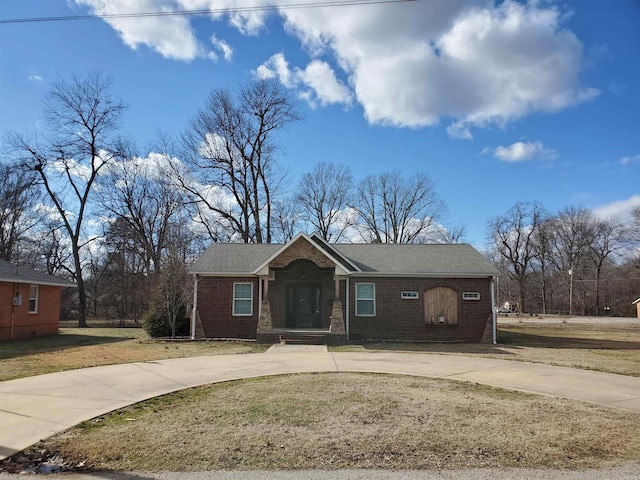 view of front of home featuring a front yard