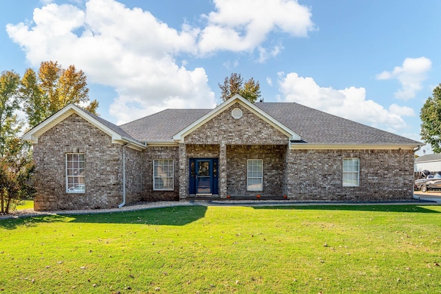 view of front of property featuring a front lawn