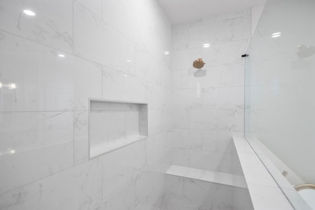 bathroom featuring a tile shower