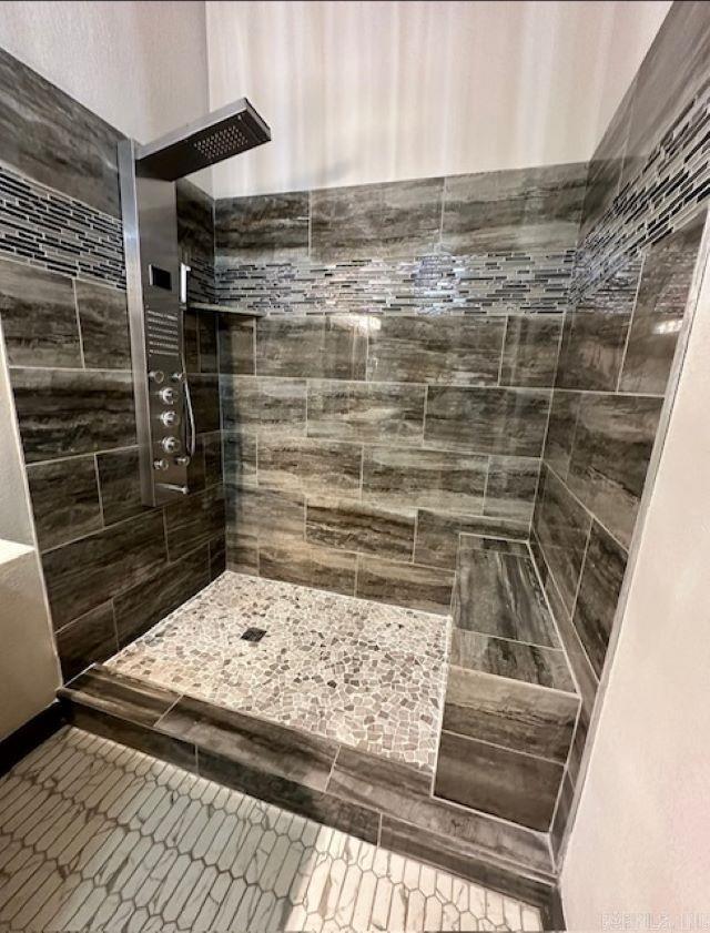 bathroom featuring a tile shower