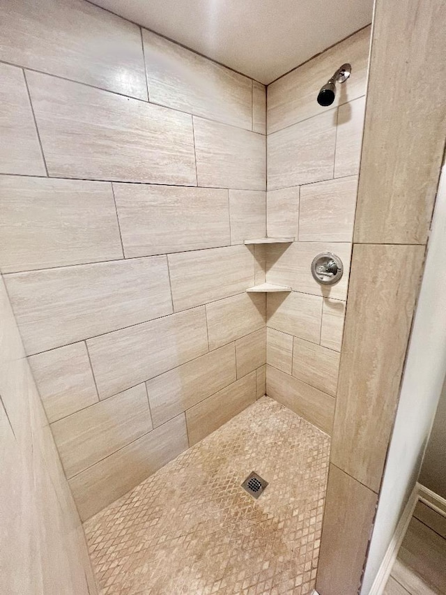 bathroom featuring tiled shower