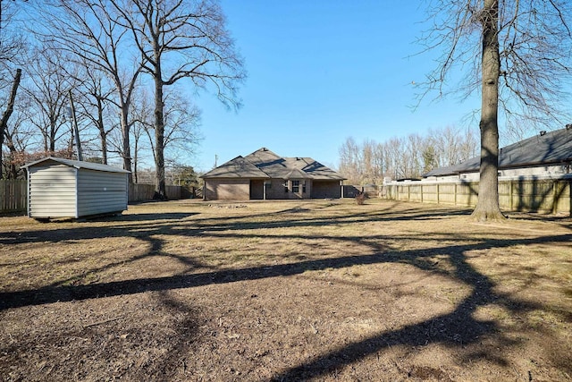 view of yard featuring a storage shed