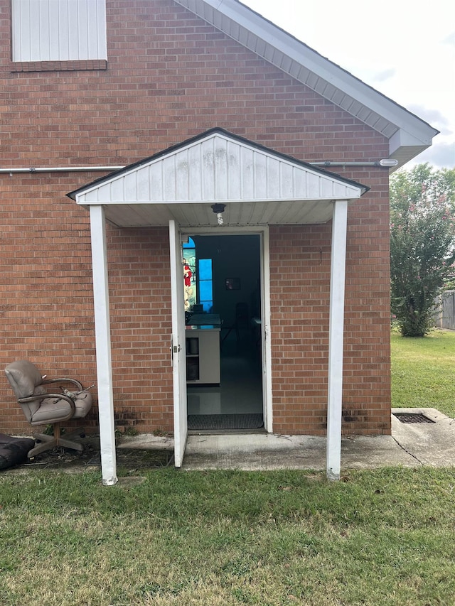 entrance to property featuring a yard