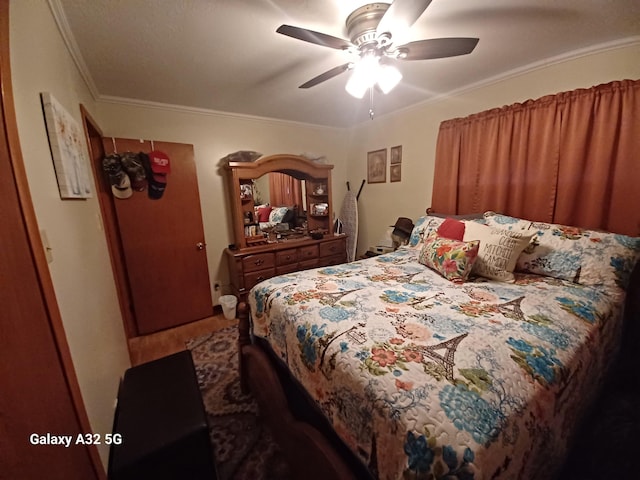 bedroom featuring crown molding and ceiling fan