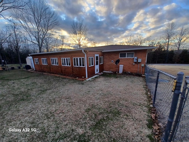 single story home featuring a lawn