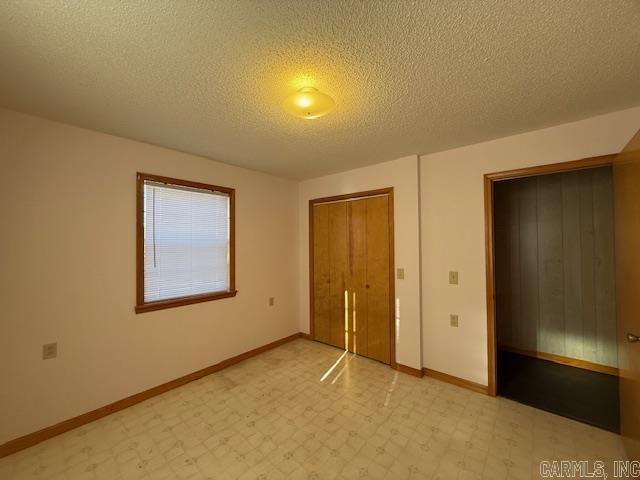 unfurnished bedroom featuring a textured ceiling