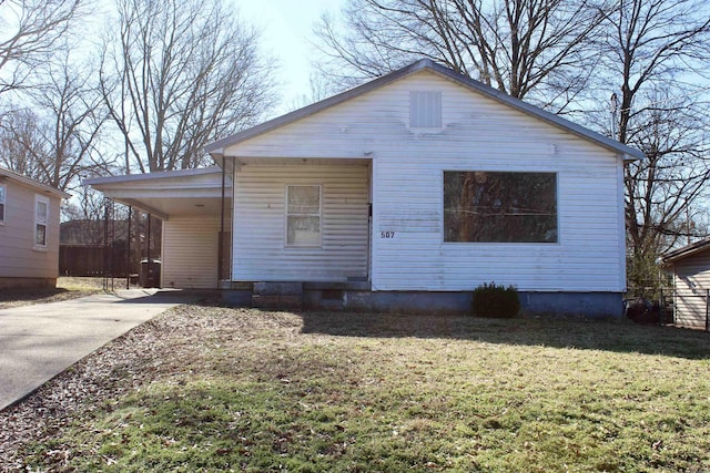 view of front of house featuring a front lawn and a carport