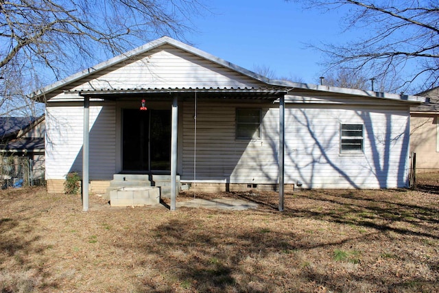 back of house featuring a yard