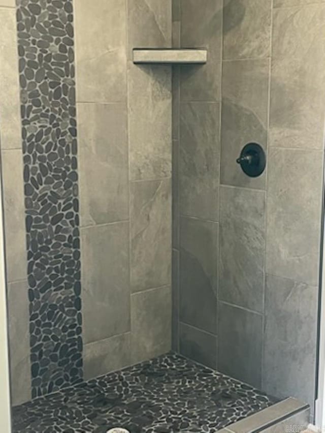 bathroom featuring tiled shower