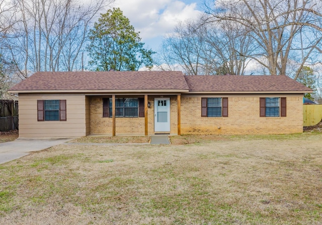 ranch-style home featuring a front lawn