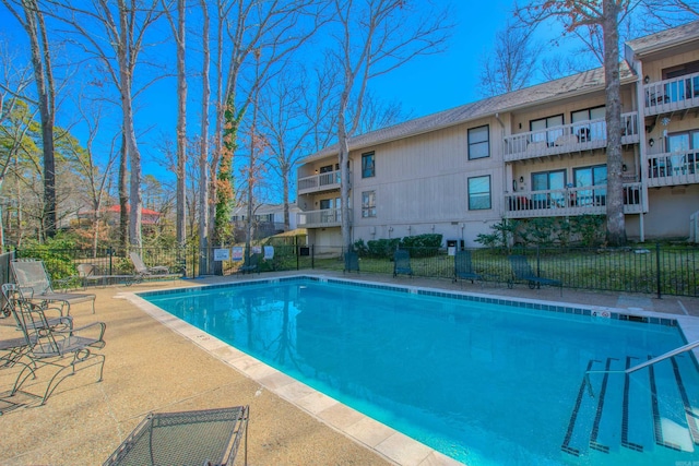 view of swimming pool