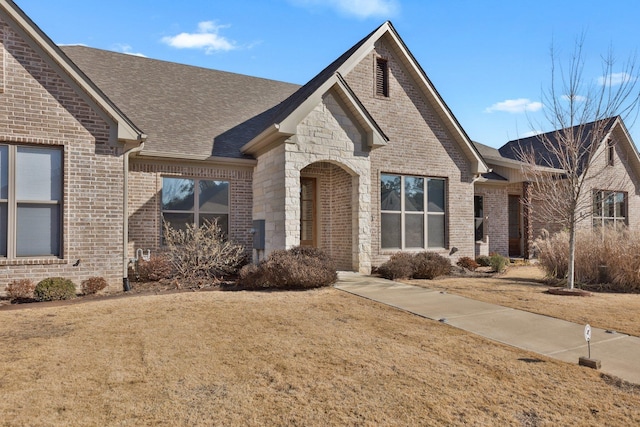 view of front of home featuring a front yard