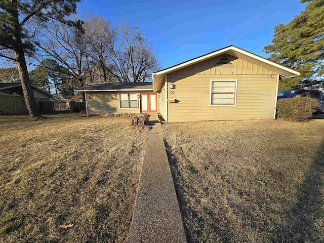 view of front of property with a front yard