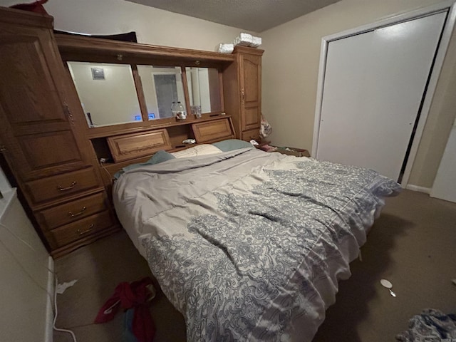 carpeted bedroom featuring a closet