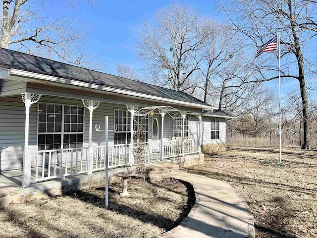 ranch-style home featuring covered porch