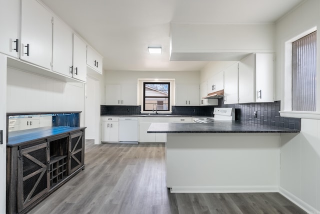 kitchen featuring white cabinetry, sink, kitchen peninsula, white appliances, and light hardwood / wood-style flooring