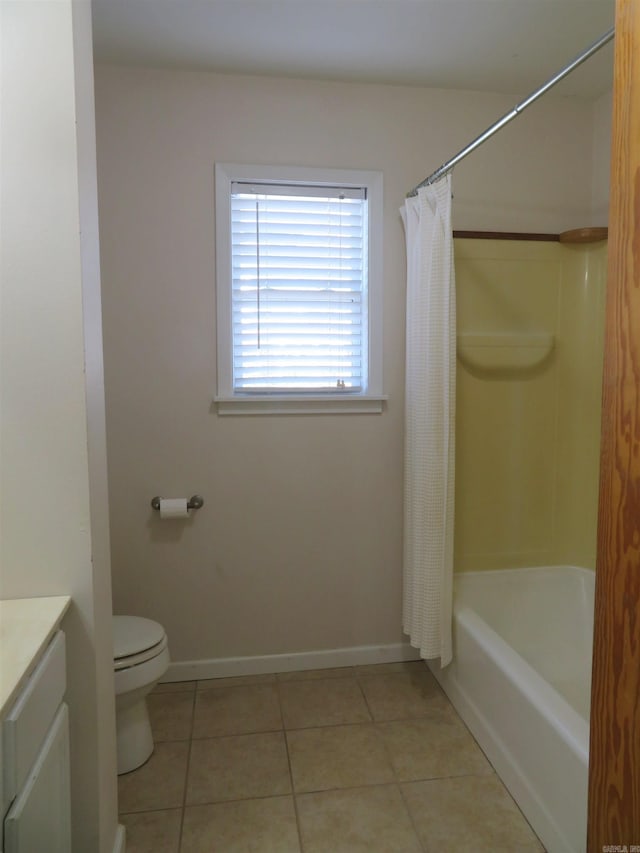 full bathroom featuring tile patterned flooring, vanity, shower / bath combo with shower curtain, and toilet