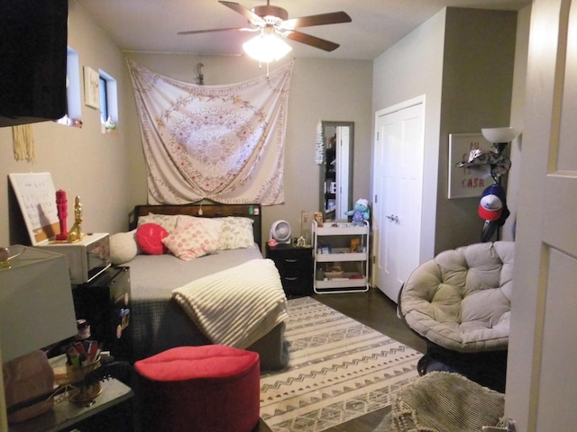 bedroom featuring ceiling fan