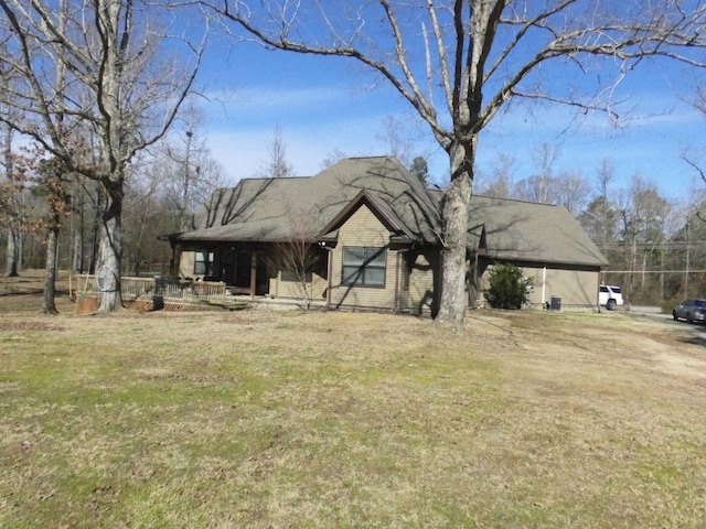 view of front of house featuring a front yard