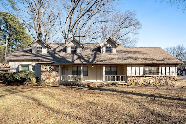 view of front of property featuring a front yard and a porch