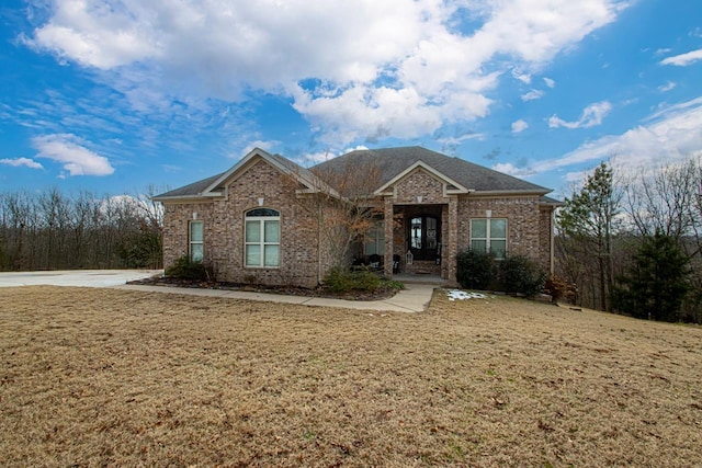 view of front facade with a front yard