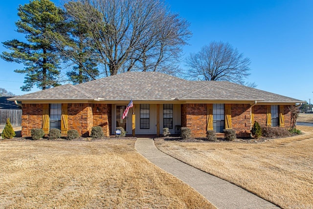 ranch-style house featuring a front yard