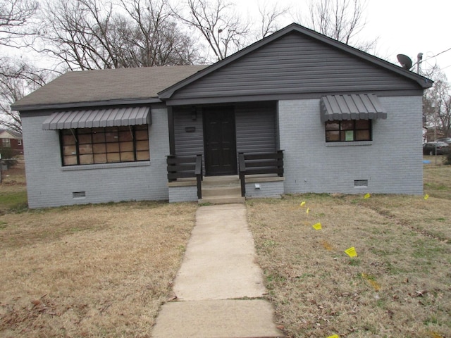 view of front of property featuring a front lawn