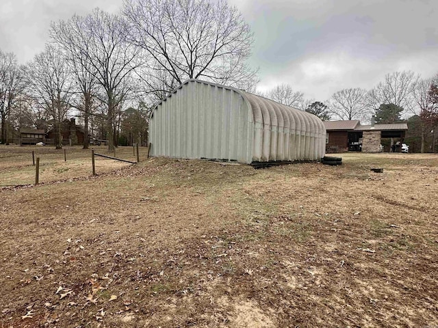 view of yard with an outbuilding