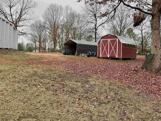 view of yard featuring a carport and a storage shed