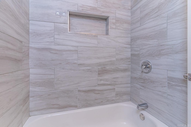 bathroom featuring tiled shower / bath