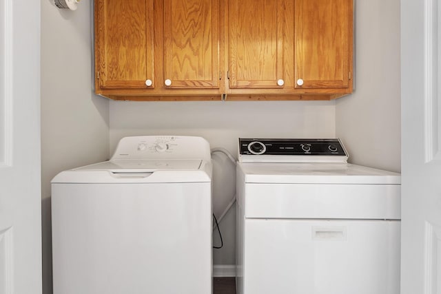 laundry room with cabinets and independent washer and dryer