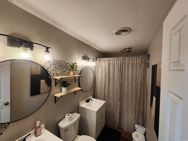 full bath featuring curtained shower, visible vents, a sink, and toilet