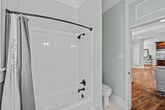 bathroom featuring shower / tub combo with curtain, ornamental molding, toilet, and wood-type flooring