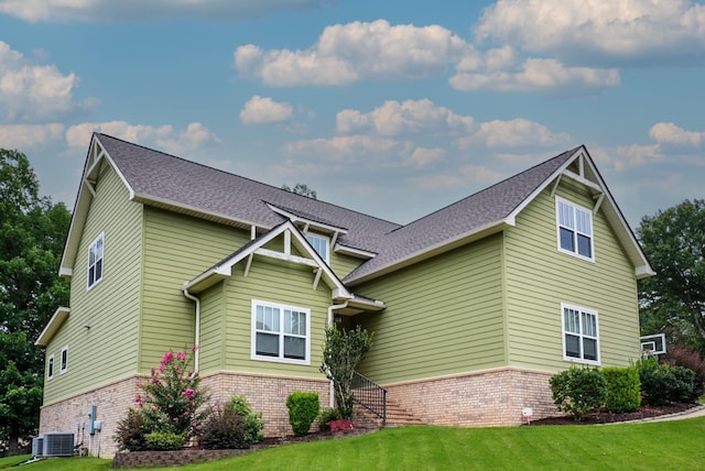 view of front of home featuring central AC and a front yard