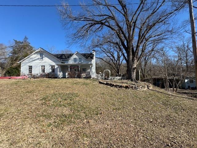 view of front of house featuring a front yard