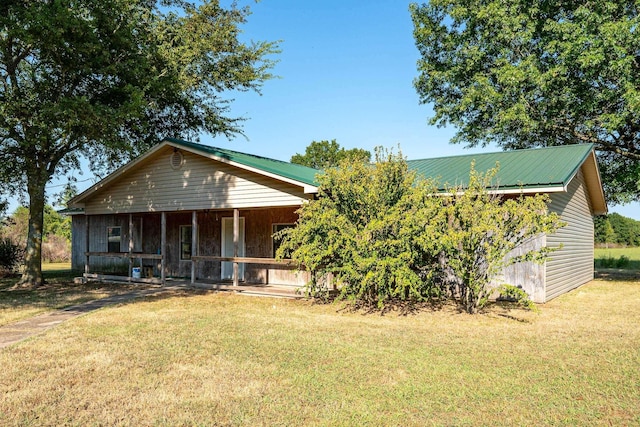 view of front facade with a front yard