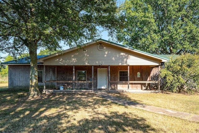 view of front of house with a front yard