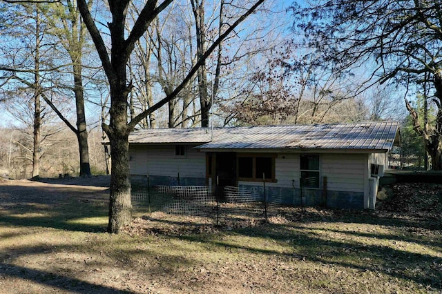 view of front of property with a front yard