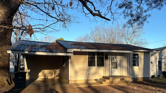 view of front facade with a carport