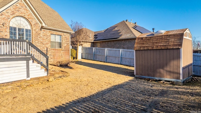 view of yard featuring a storage shed