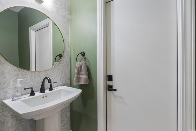 bathroom featuring sink