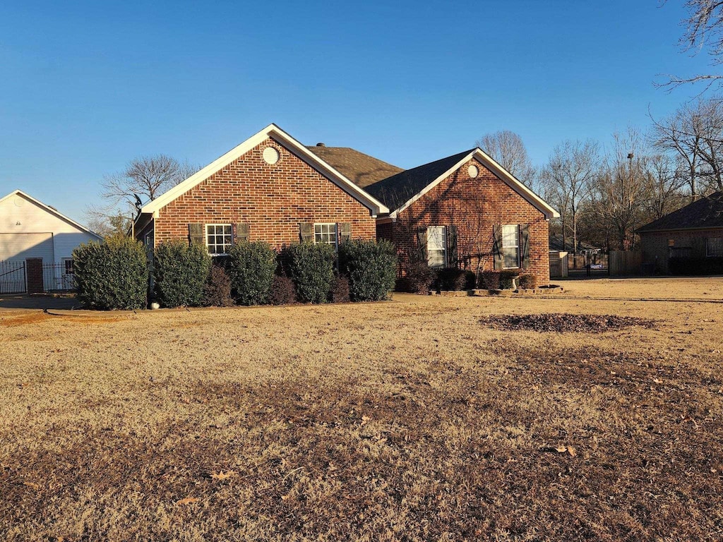 view of front facade with a front yard