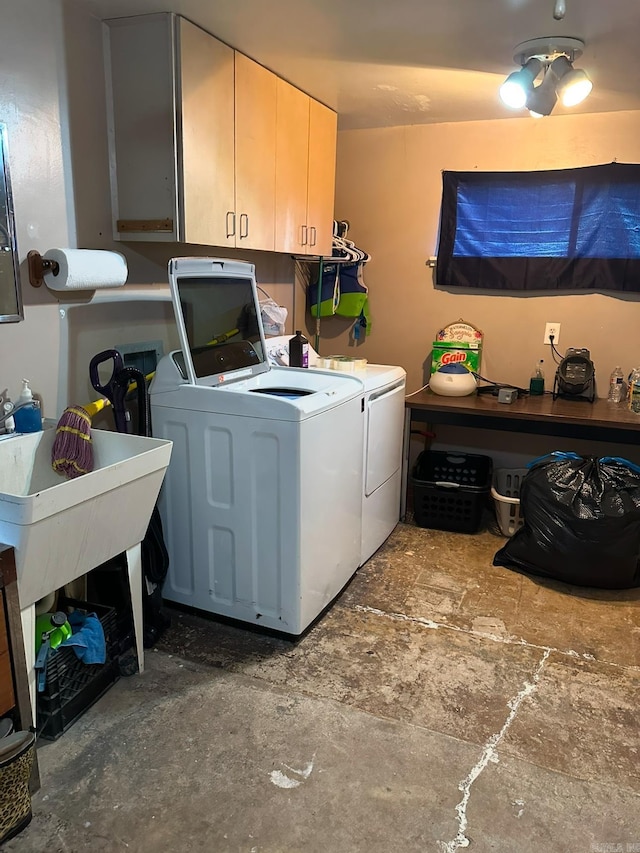 washroom featuring cabinets and washing machine and clothes dryer