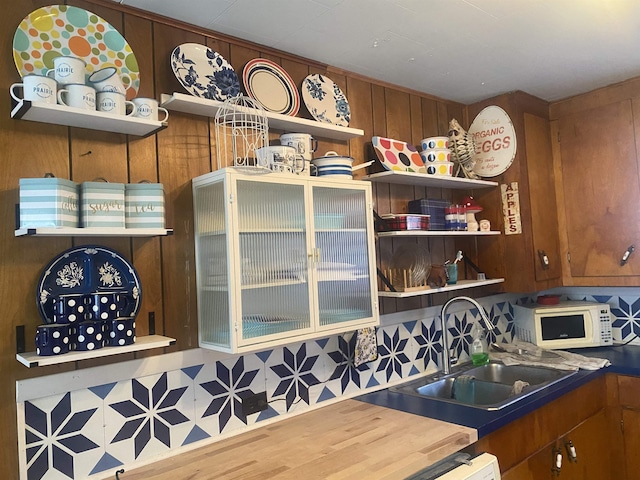 kitchen featuring sink